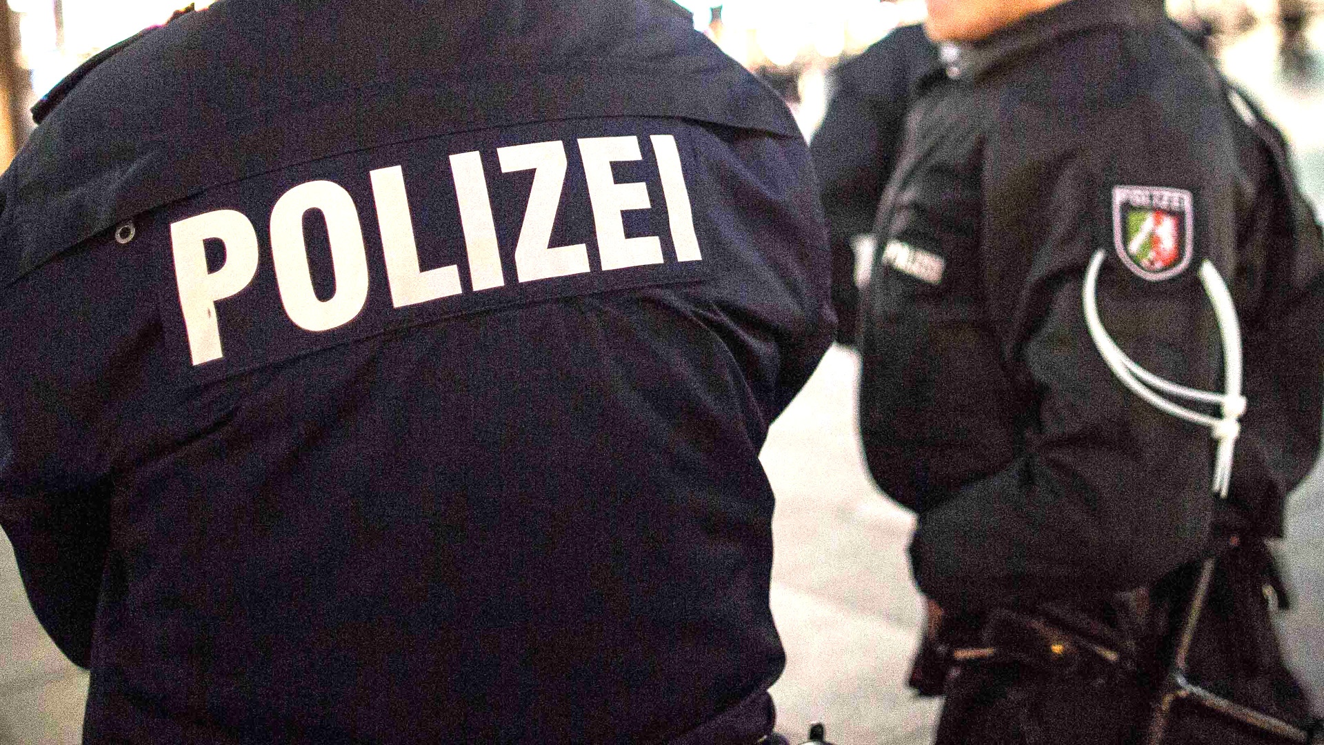 Rücken eines Polizisten in Köln | picture alliance / Maja Hitij/dp