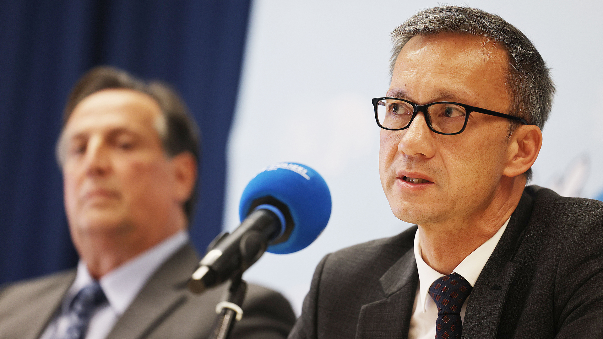 Falk Schnabel (r)  spricht auf einer Pressekonferenz neben Jürgen Haese, Kriminalhauptkommissar.  | dpa