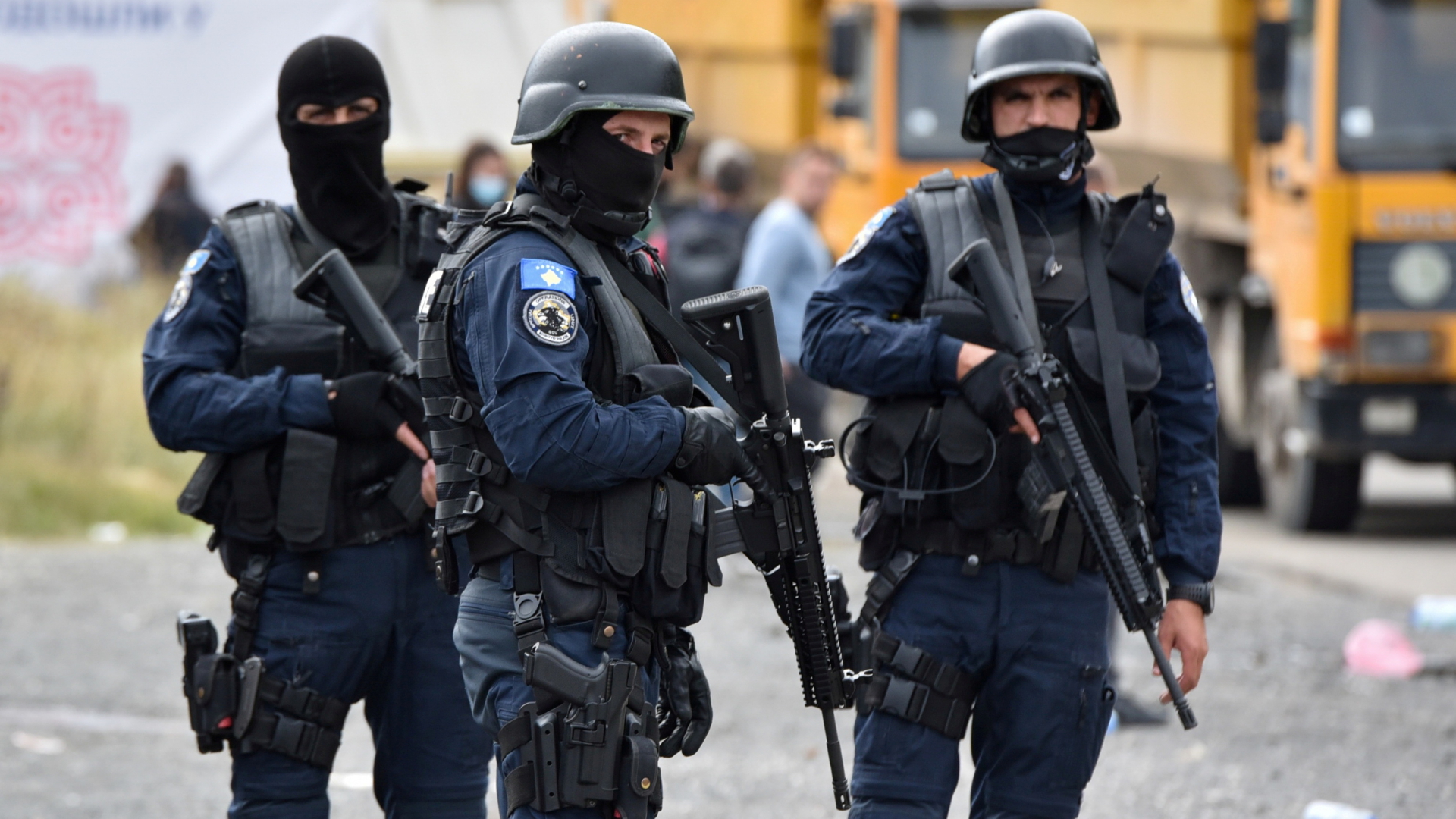 Mitglieder einer Sondereinheit der kosovarischen Polizei. | REUTERS