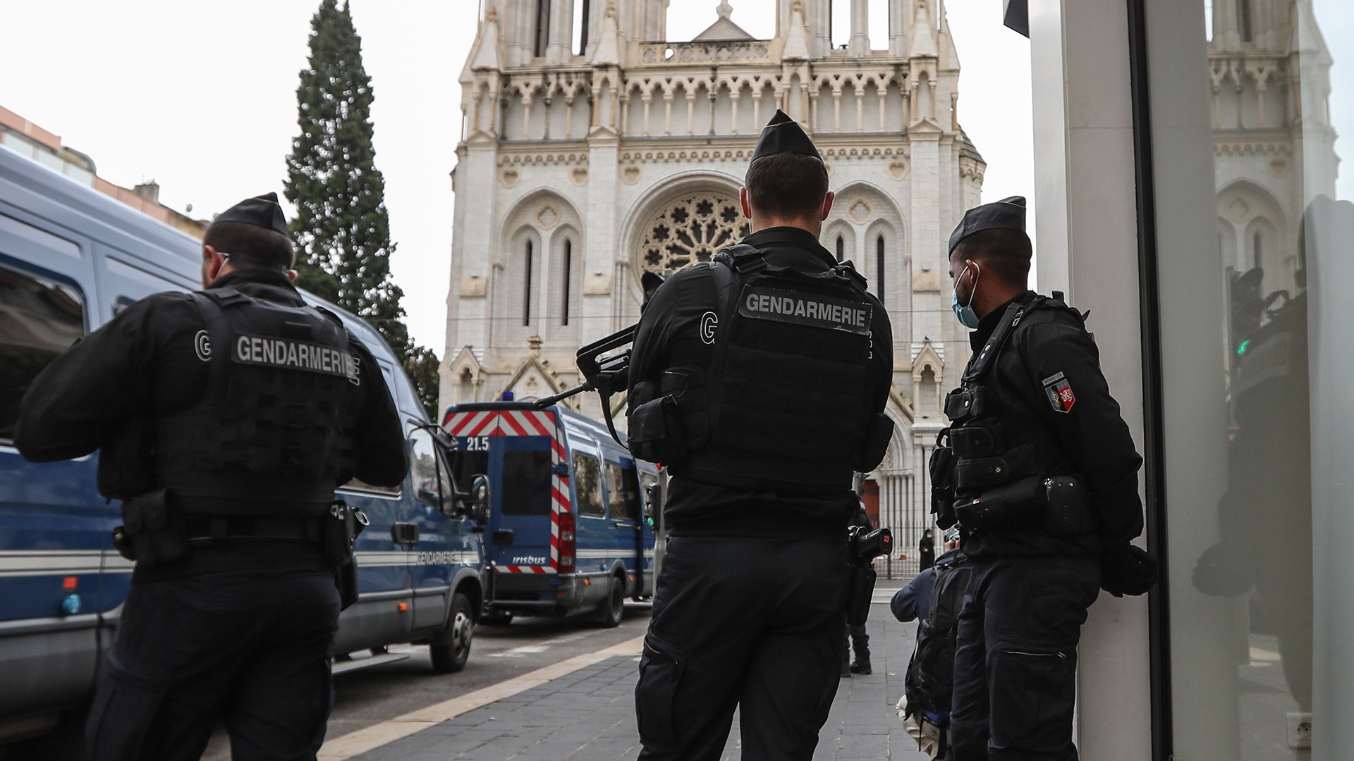 Polizisten vor der Basilika Notre-Dame in Nizza | Bildquelle: AFP