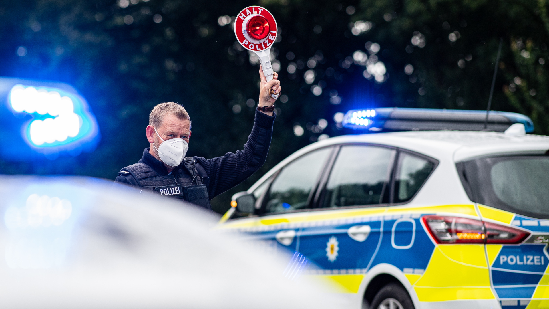 Ein Polizist steht bei einer Corona-Einreisekontrolle der Bundespolizei an der deutsch-niederländischen Grenze.