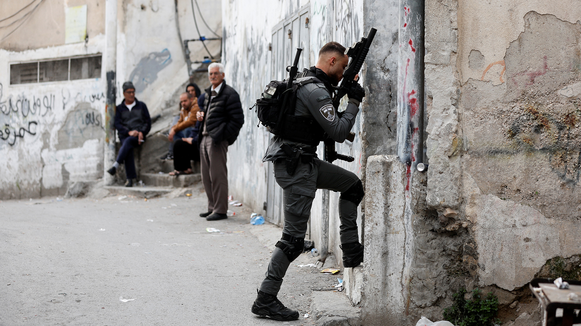 Ein israelischer Grenzpolizist nähert sich einem Haus in A-Tur in Ost-Jerusalem.