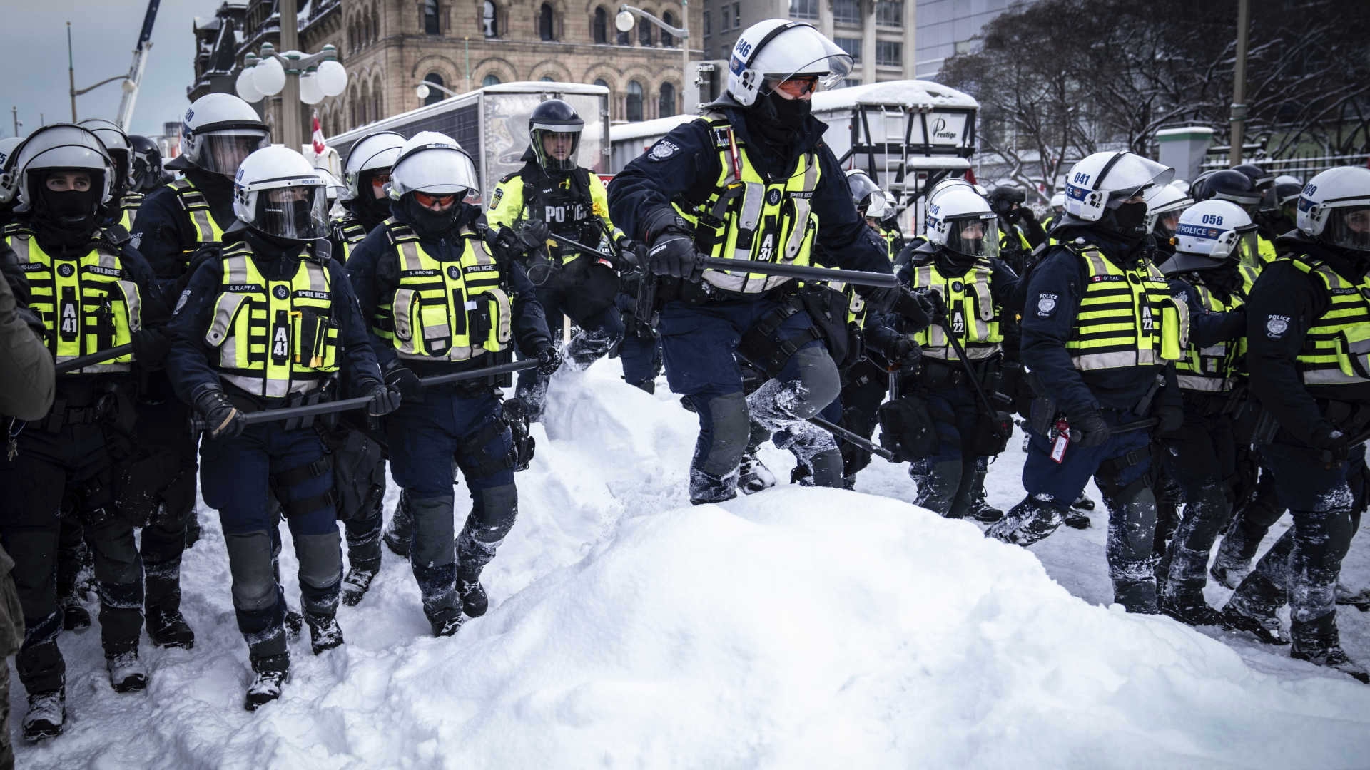 Polizeikräfte räumen eine blockierte Straße in Ottawa, Kanada. | AP