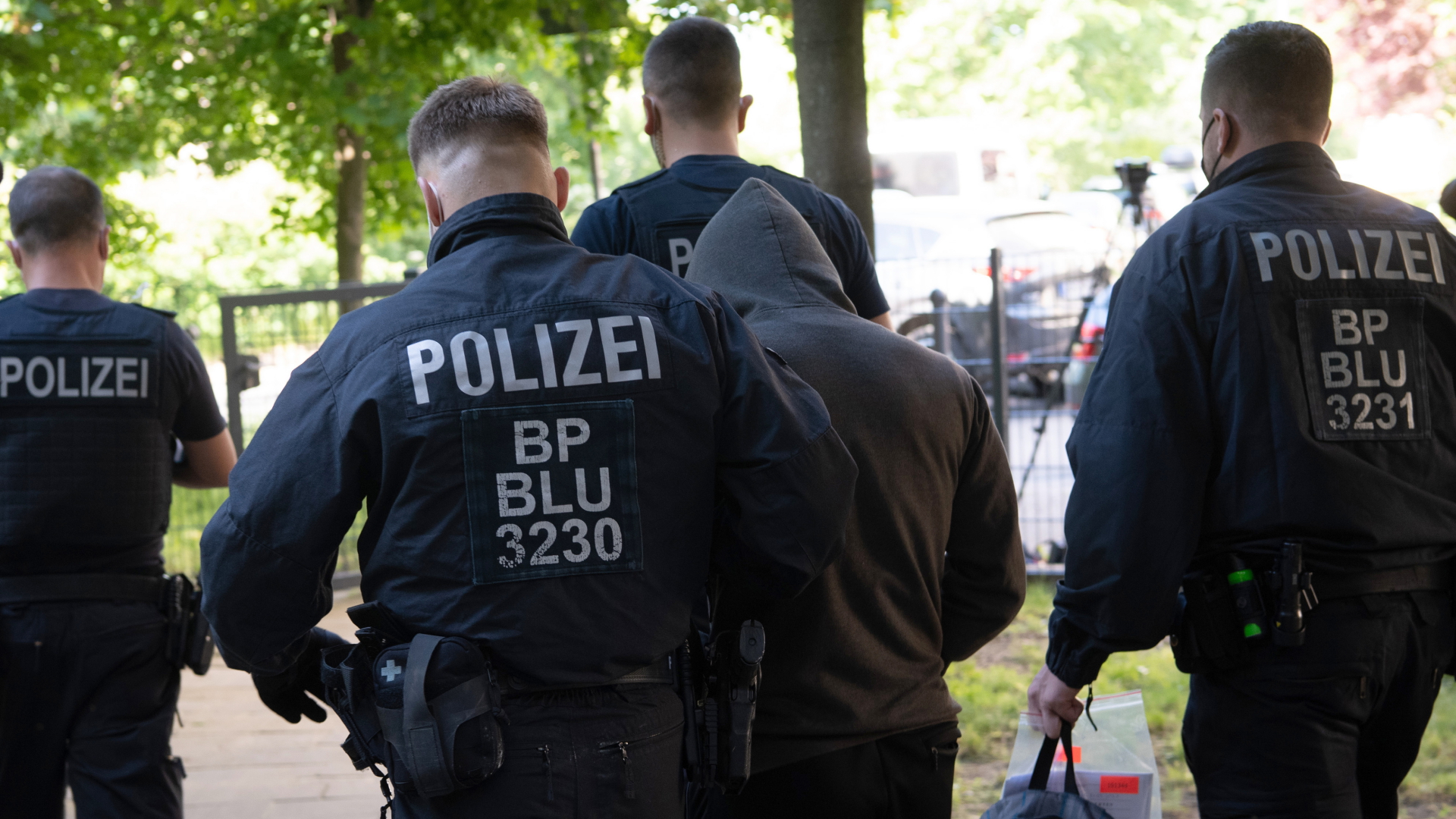 Polizisten führen bei einer Razzia gegen Menschenhandel in Berlin einen mutmaßlichen Schleuser ab.  | dpa