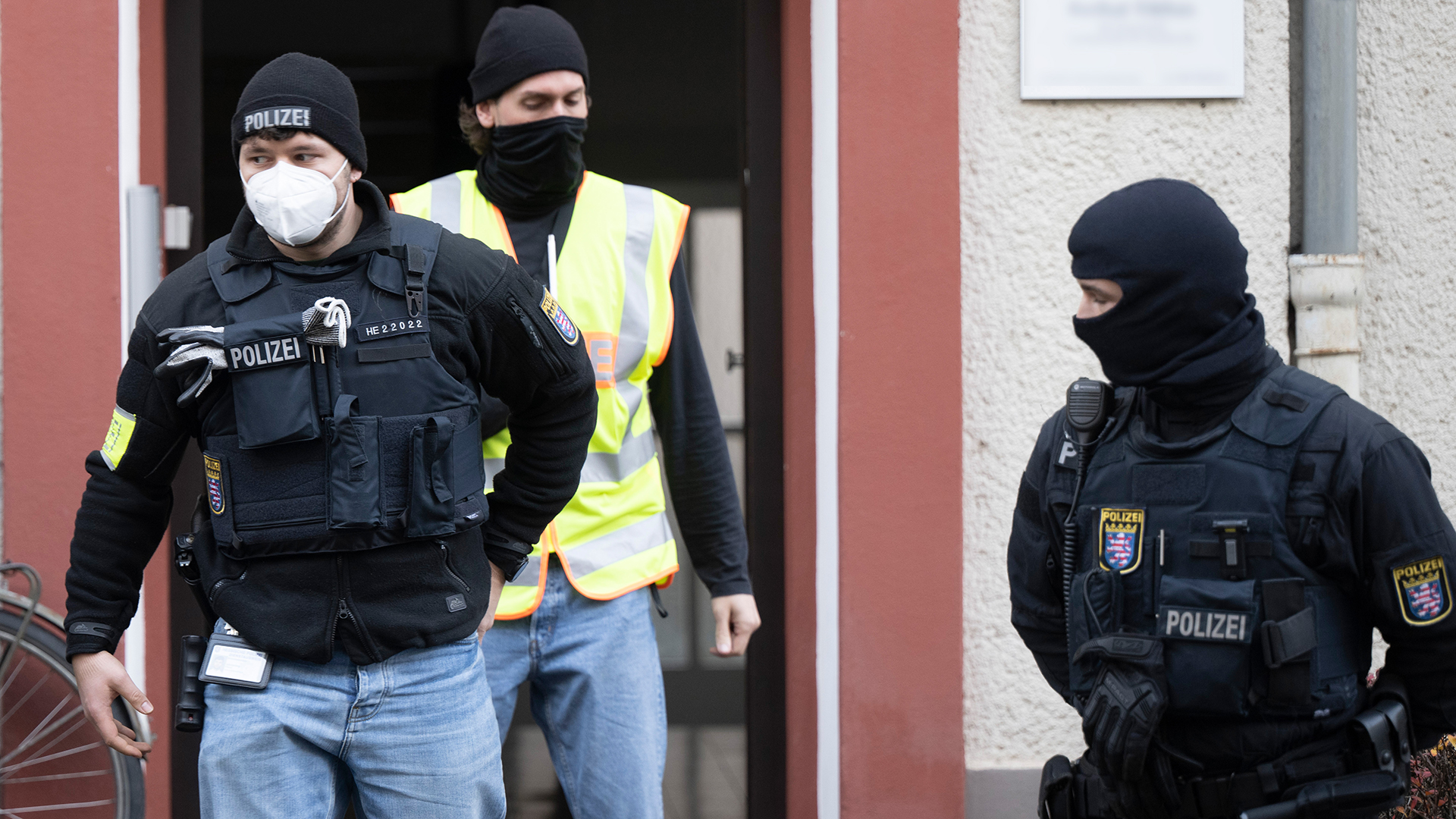 Bei einer Razzia gegen sogenannte "Reichsbürger" stehen Polizisten an einem durchsuchten Objekt in Frankfurt. | dpa