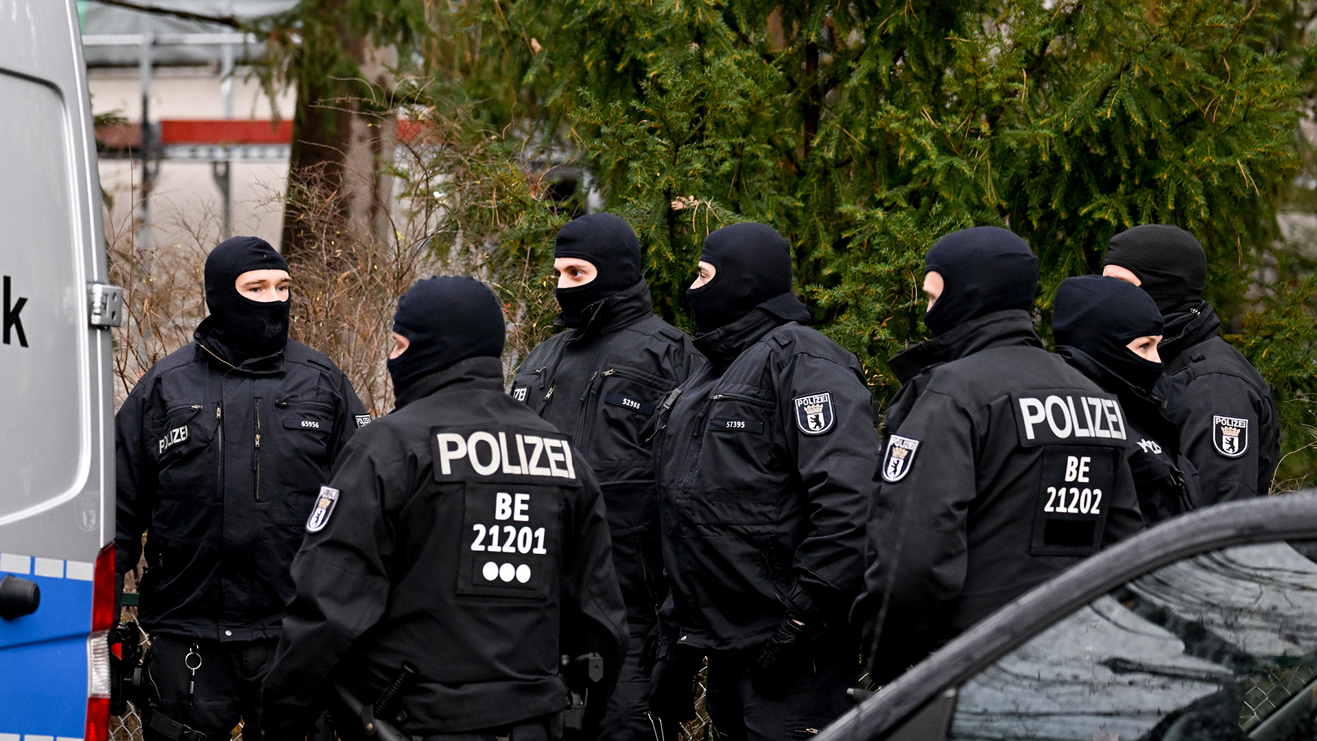 Bei einer Razzia gegen sogenannte "Reichsbürger" stehen Polizisten an einem durchsuchten Objekt in Berlin.