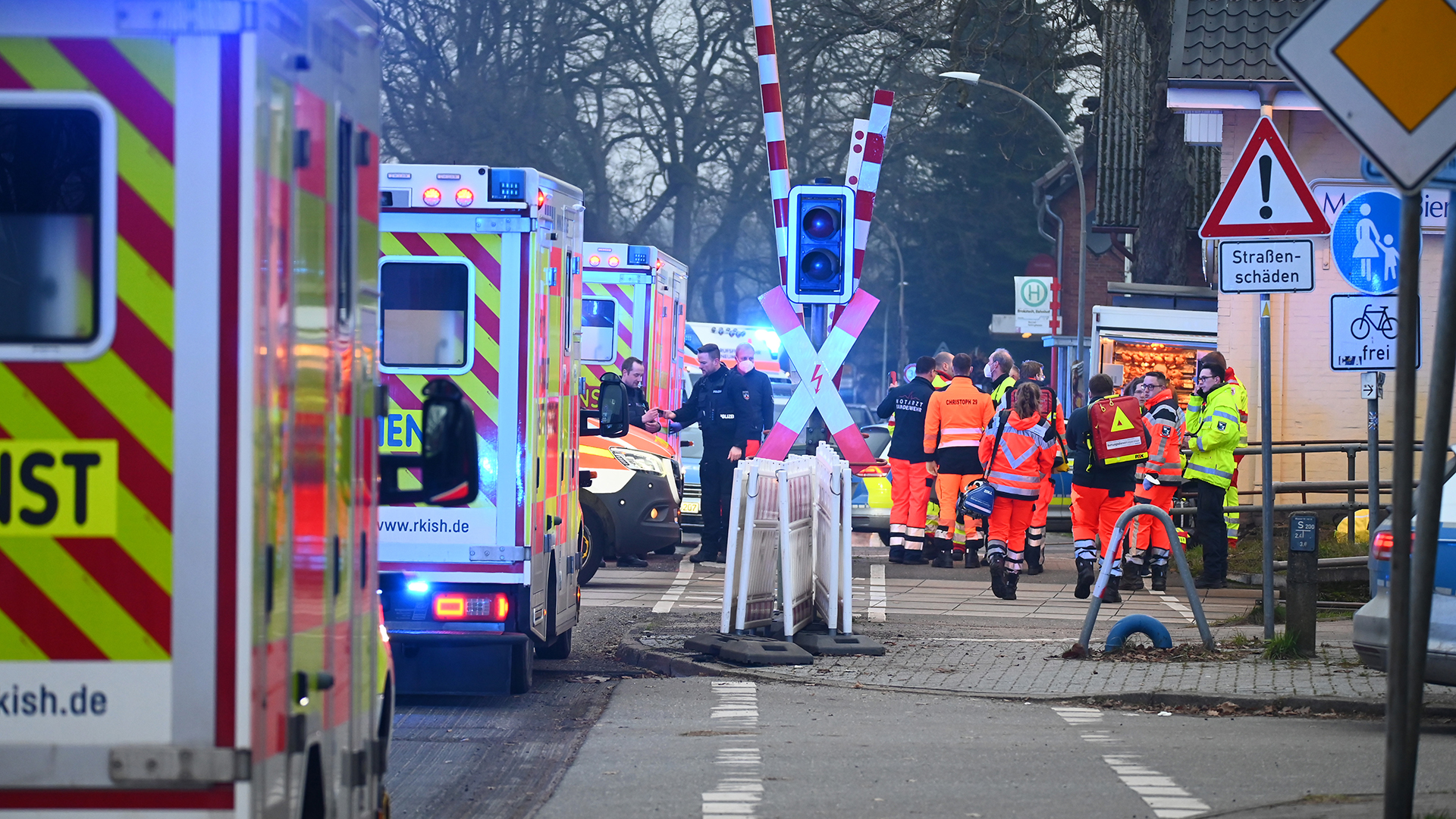 Polizei und Rettungsdienste sind an einem Bahnübergang in der Nähe von Bahnhof Brokstedt im Einsatz.  | picture alliance/dpa