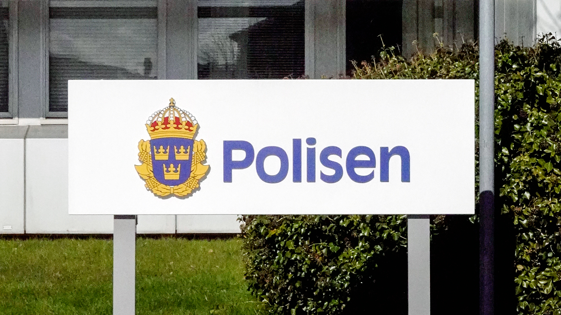 Logo der schwedischen Polizei auf einem Schild | picture alliance / Alexander Far