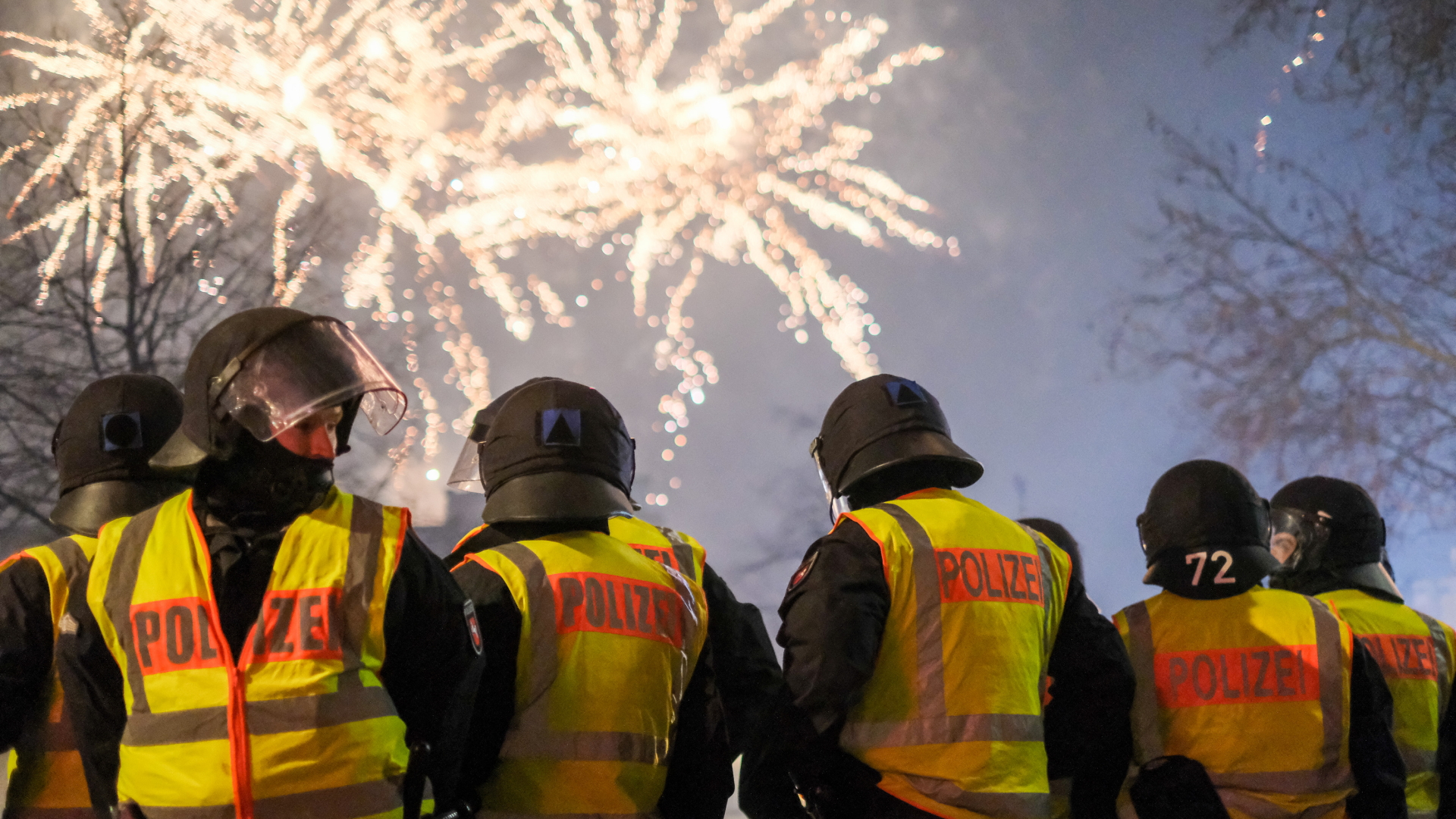 Polizei in Hannover in einem Gebiet, in dem Böllern verboten ist. | dpa