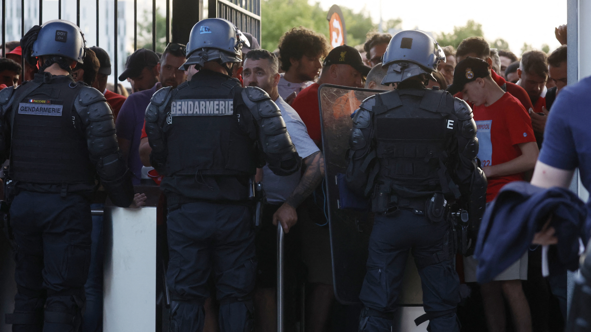Polizisten blockieren den Zugang zum Stade de France in Paris vor dem Champions-League-Finale zwischen Liverpool und Real Madrid. | REUTERS