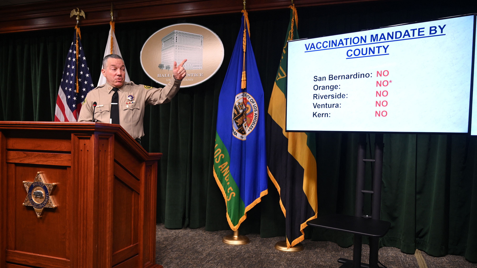 Alex Villanueva, Sheriff des Landkreises Los Angeles, spricht auf einer Pressekonferenz über die Impfquote von Polizisten in L.A. | AFP