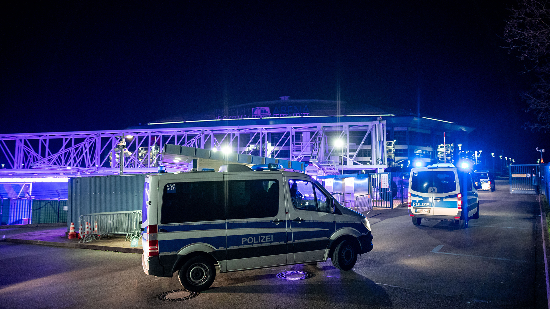 Mannschaftswagen der Polizei fahren auf das Gelände der Veltins-Arena. | dpa
