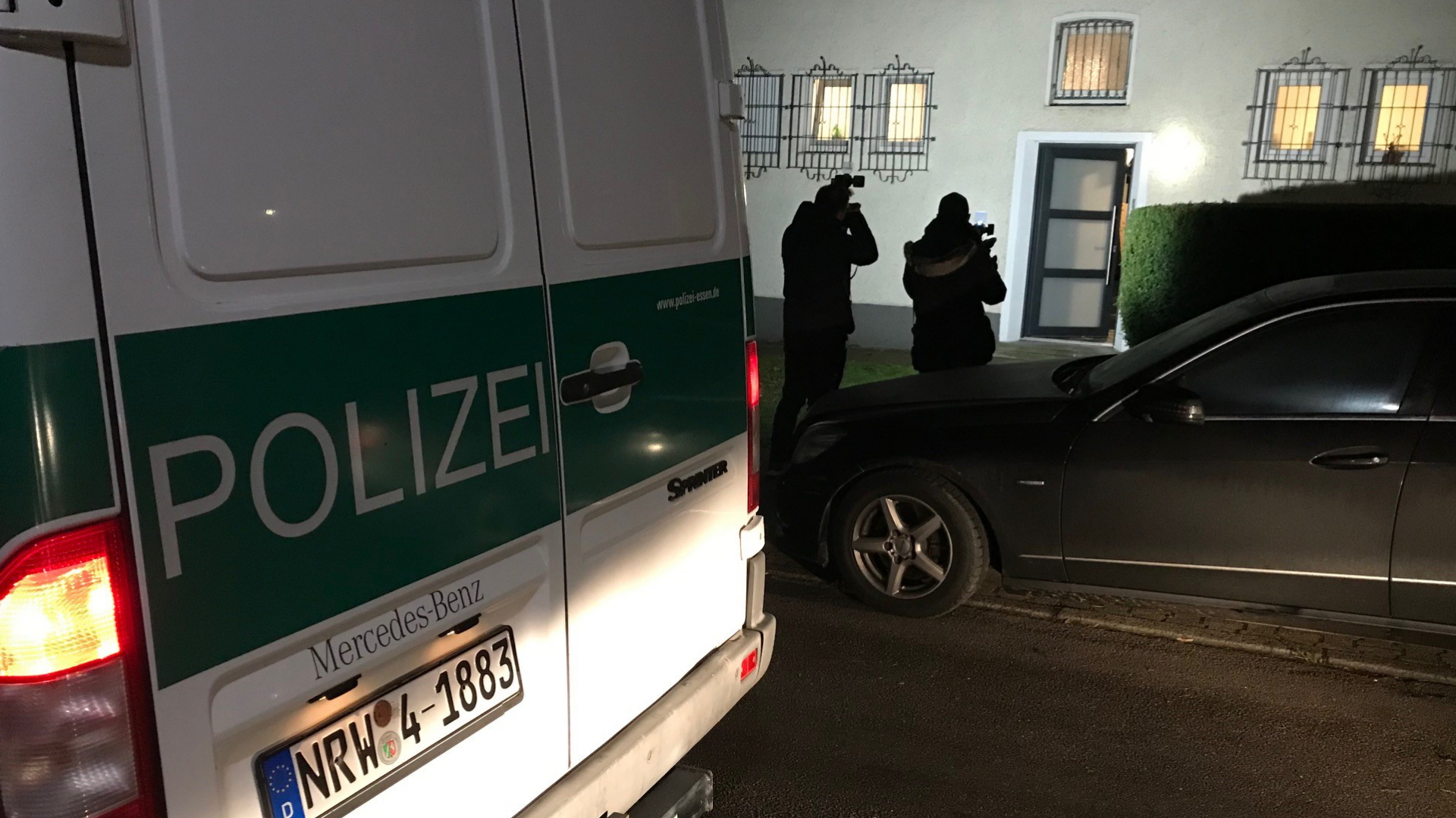 Mit der Durchsuchung zahlreicher Gebäude geht die Polizei in NRW, Hessen und Luxemburg gegen eine mutmaßliche Bande vor, die einen bundesweiten Marihuana-Handel betreiben soll. | dpa