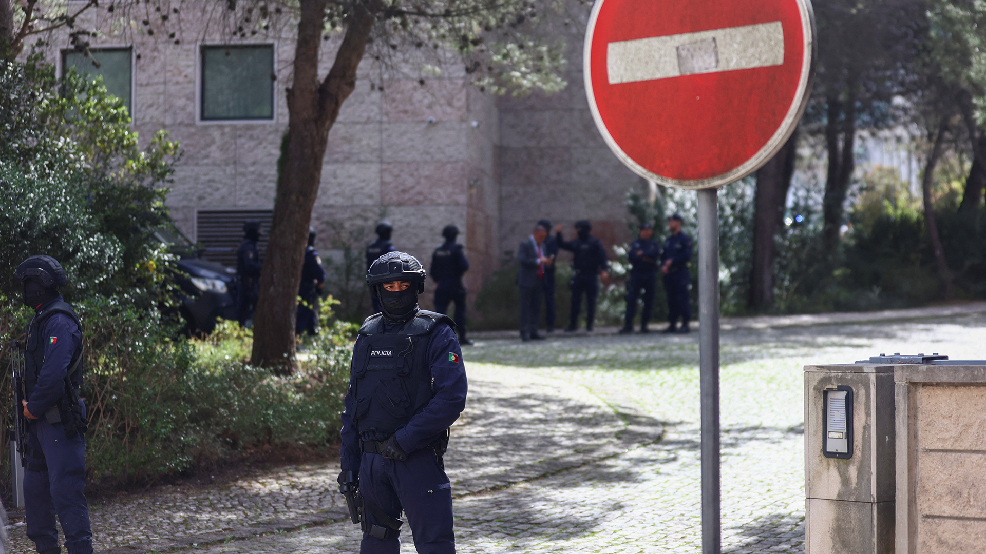 Polizeibeamte stehen in Lissabon (Portugal) vor dem Ismaili-Zentrum Wache.  | REUTERS