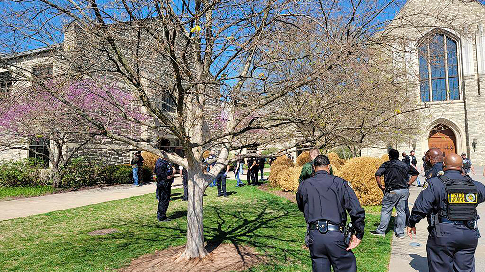Polizisten am Tatort in der Covenant Schule in Nashville.  | -/Metro Nashville Police Department via AP/dpa