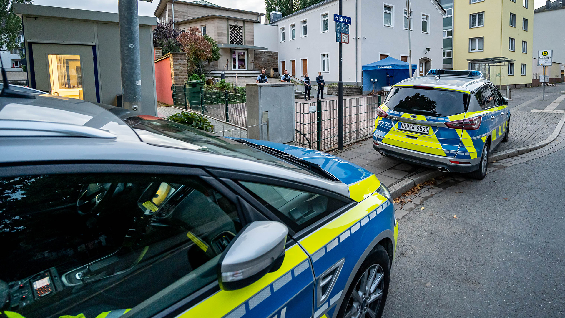 Polizeifahrzeuge stehen vor der Synagoge in Hagen. | dpa
