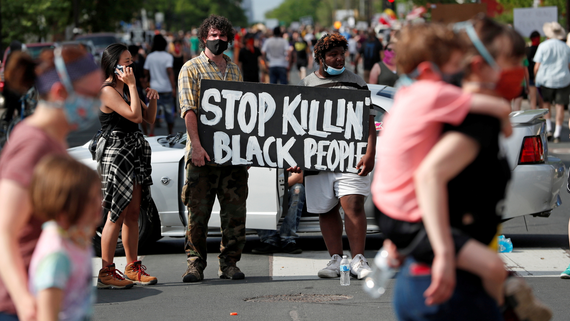 Demonstranten versammeln sich an der Stelle, an der George Floyd in Minneapolis bei einem Polizeieinsatz ums Leben kam.  | REUTERS