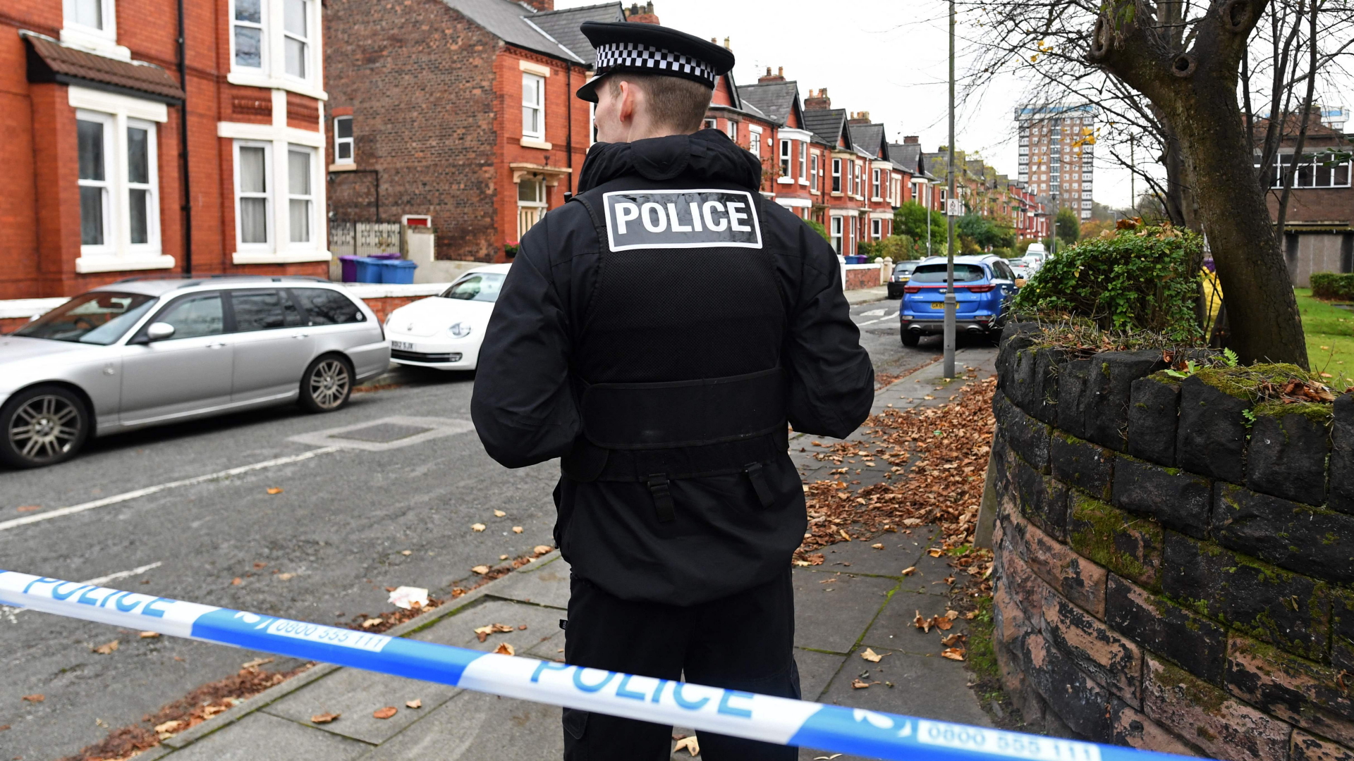 Ein Polizist steht an einer abgesperrten Straße in Liverpool. | AFP