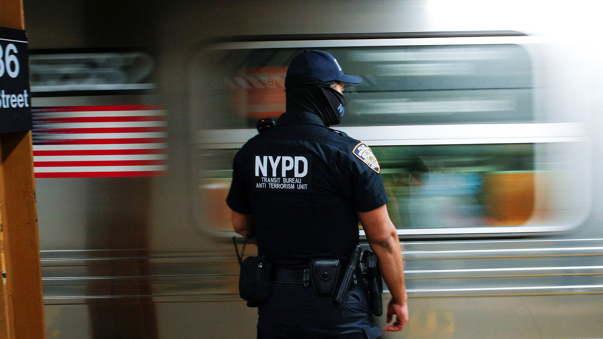 Ein New Yorker Polizeibeamter der Anti-Terror-Einheit wartet auf die Ankunft eines zu kontrollierenden Zuges in der U-Bahn-Station 36th St. | REUTERS
