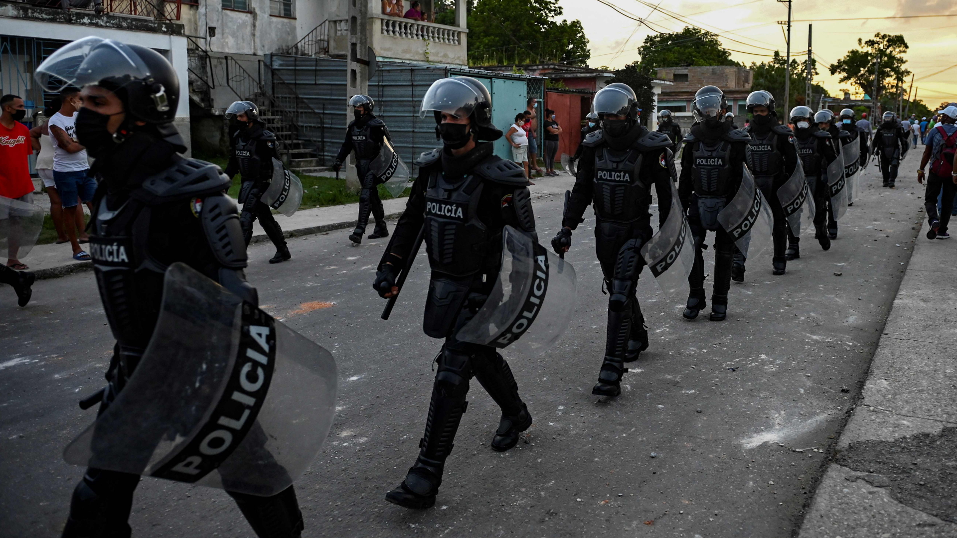 Polizisten laufen durch eine Straße in Havanna | AFP