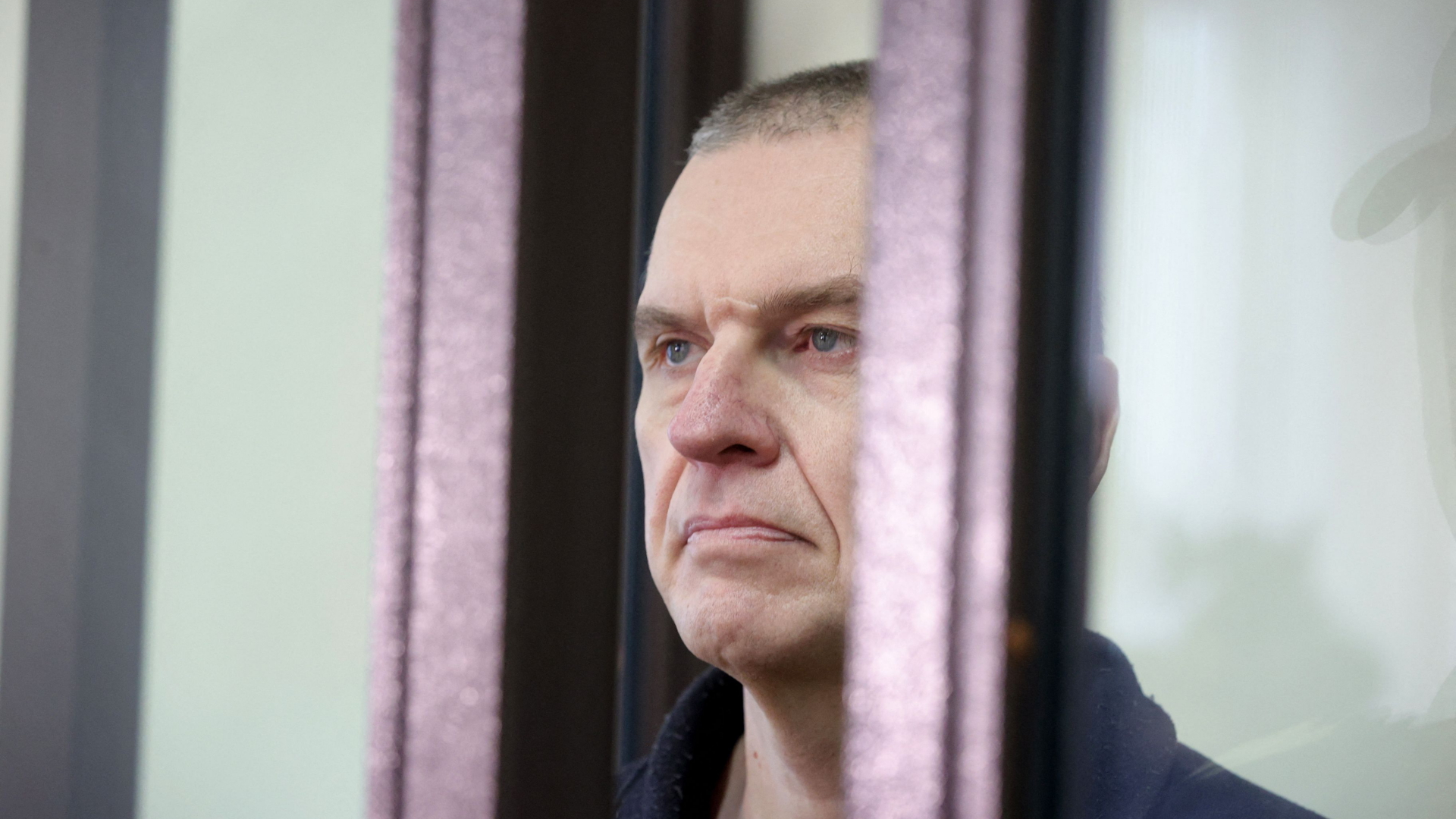 Journalist Andrzej Poczobut steht während des Prozesses in Grodno, Belarus, im Gerichtssaal | AFP