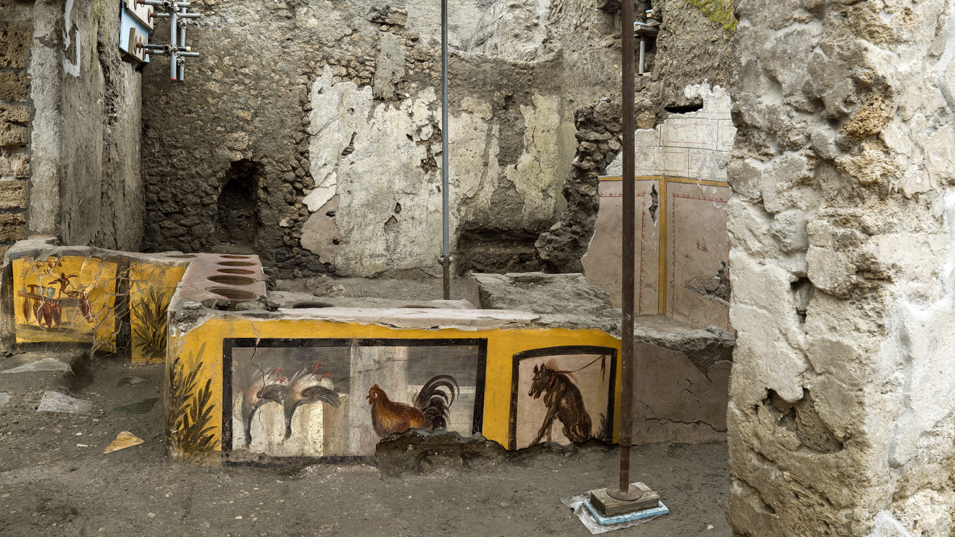 Ein mit Fresken und gelber Farbe bemalter antiker Tresen eines Schellrestaurants in Pompeji.| Bildquelle: dpa