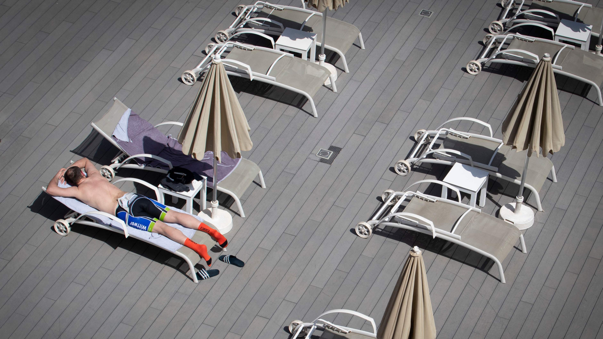 Mann liegt auf einer Sonnenliege eines Hotels auf Mallorca | AFP