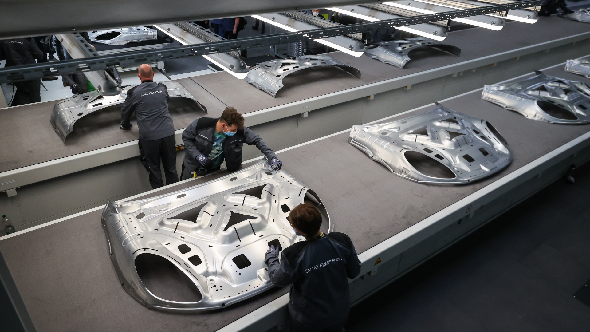 Mitarbeiter fertigen in Halle Motorhauben für den Porsche Macan | dpa