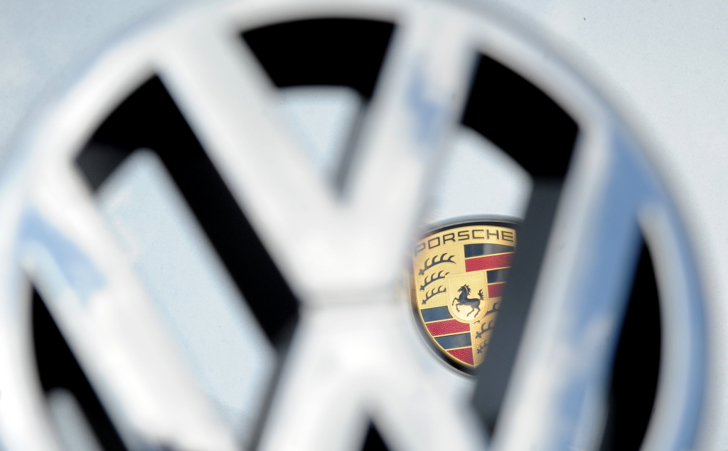 Porsche-Logo hinter VW-Logo | null