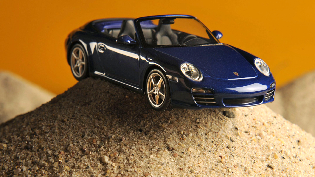 Porsche-Modell im Sand