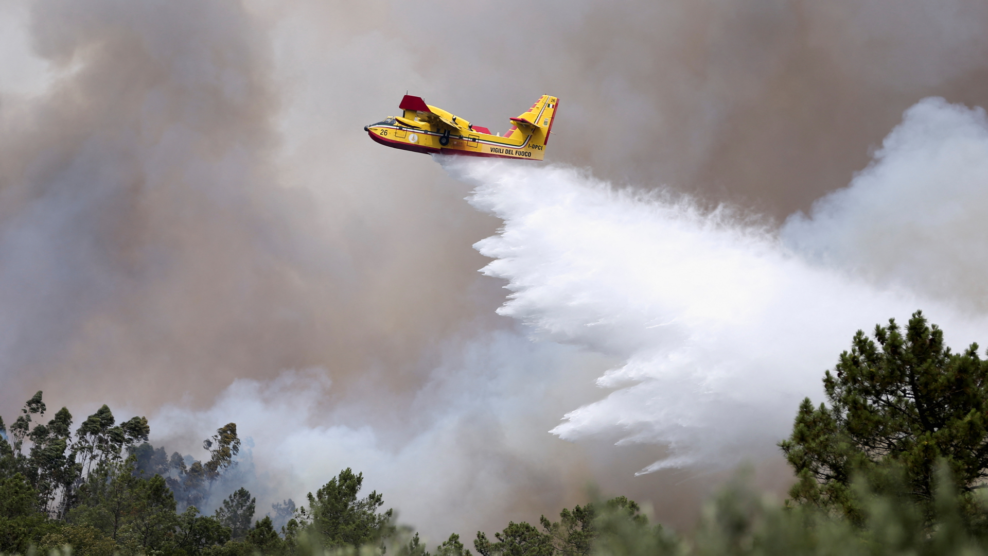 Ein Löschflugzeug versucht, einen Waldbrand einzudämmen. | REUTERS