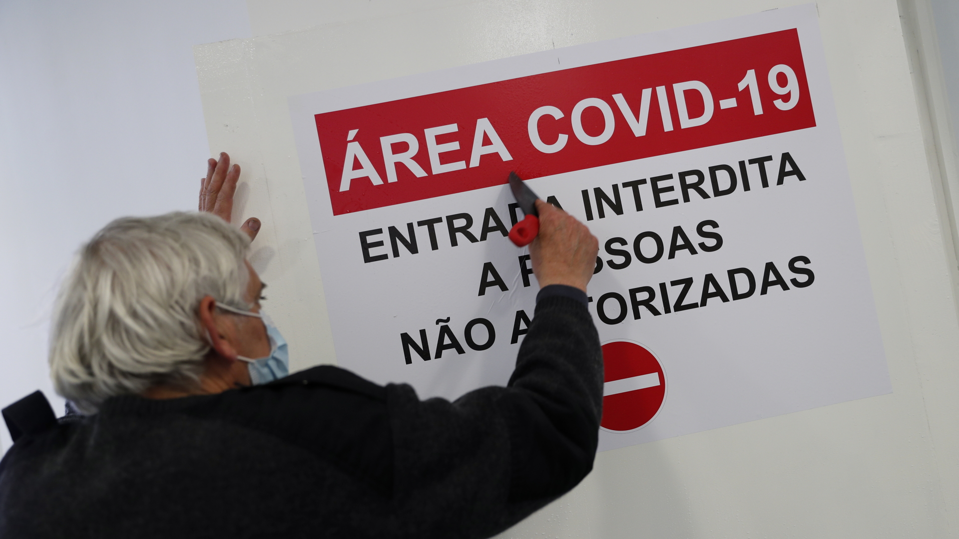 Schild zu einer Corona-Station eines Krankenhauses in Portugal | dpa