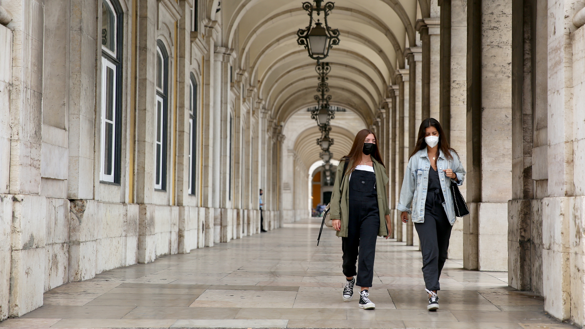 Zwei Frauen mit Mund-Nasen-Schutz in der Innenstadt von Lissabon