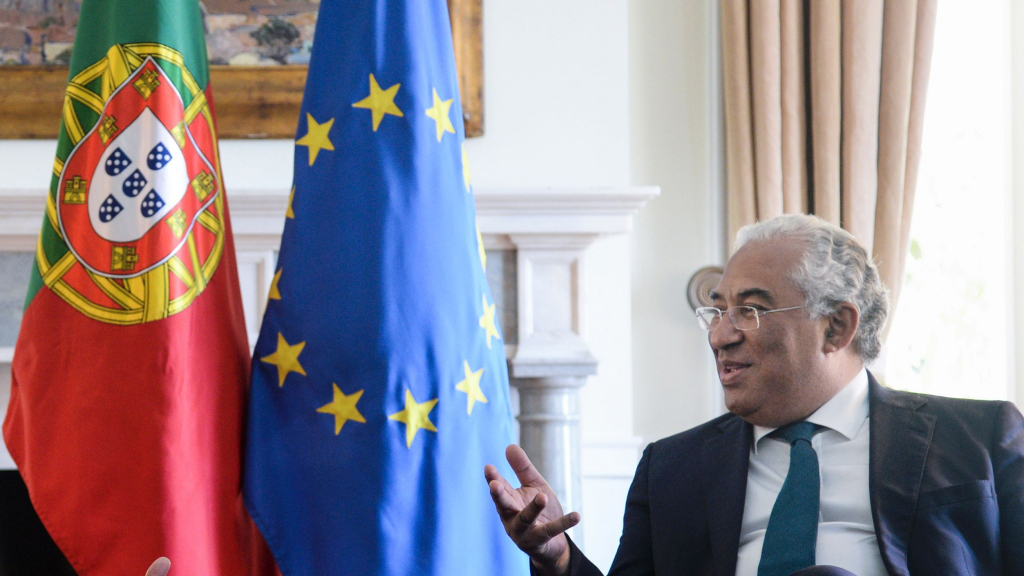 Portugals Premierminister Antonio Costa neben den Flaggen Portugals und der EU. | null
