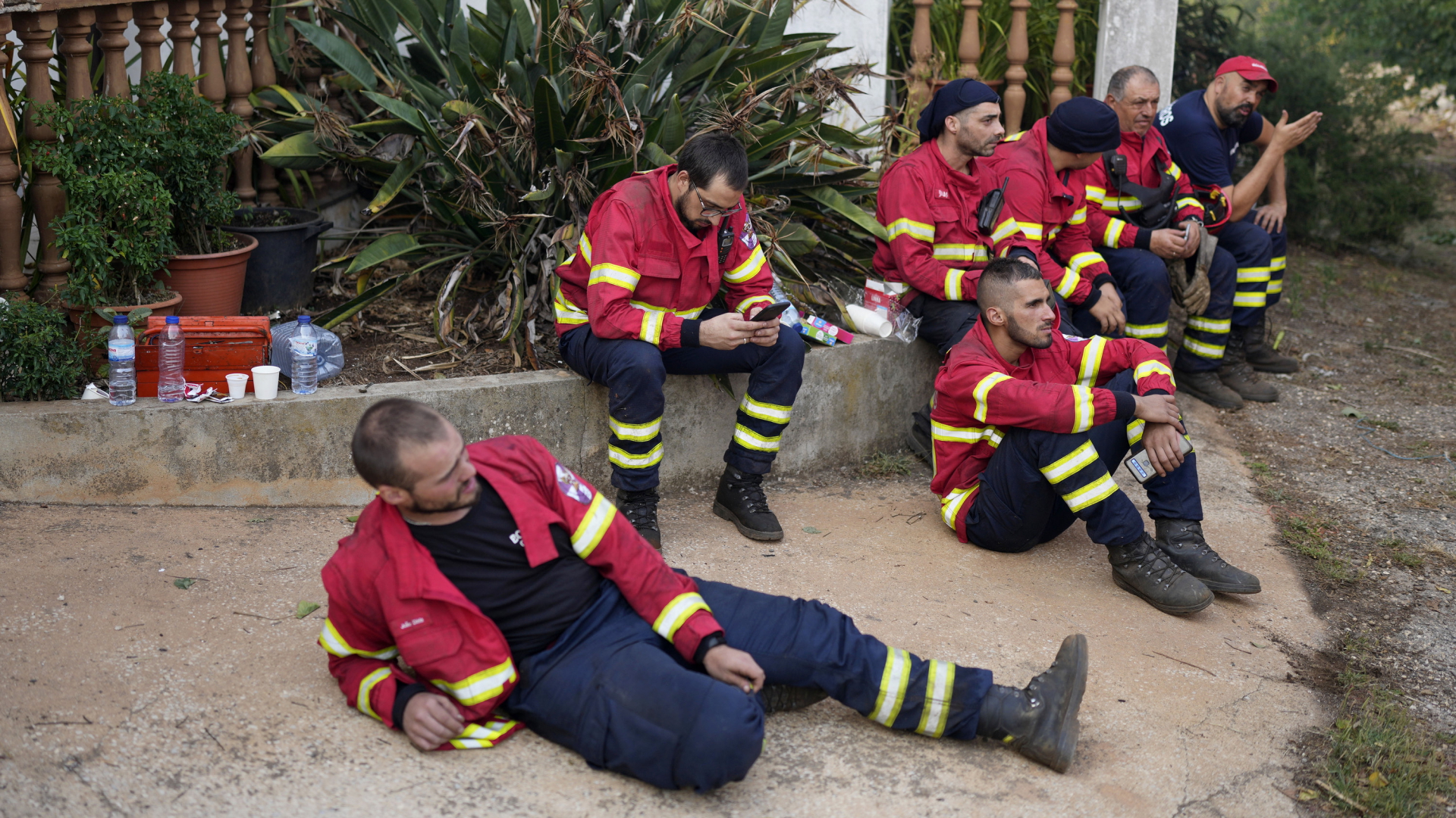 Feuerwehrleute in Portugal. | AP