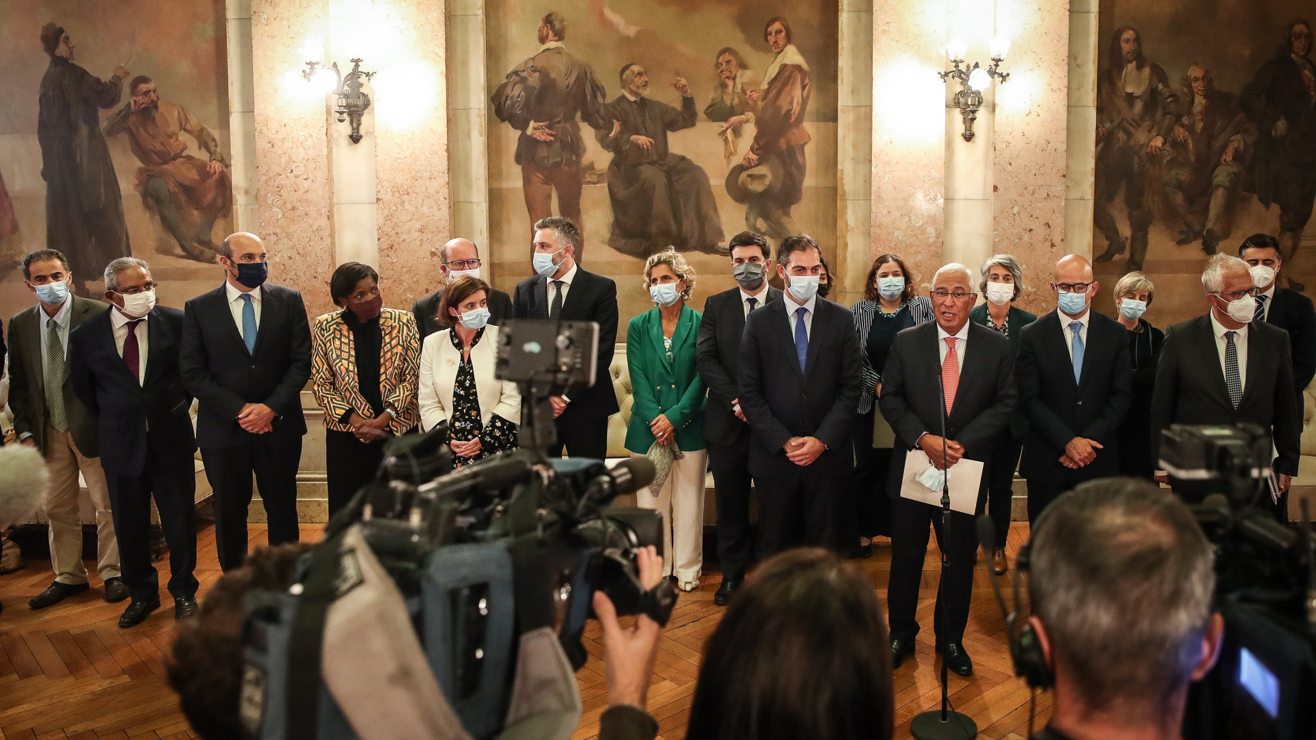 Portugals Premier Antonio Costa und Mitglieder seiner Regierung sprechen mit der Presse. | EPA