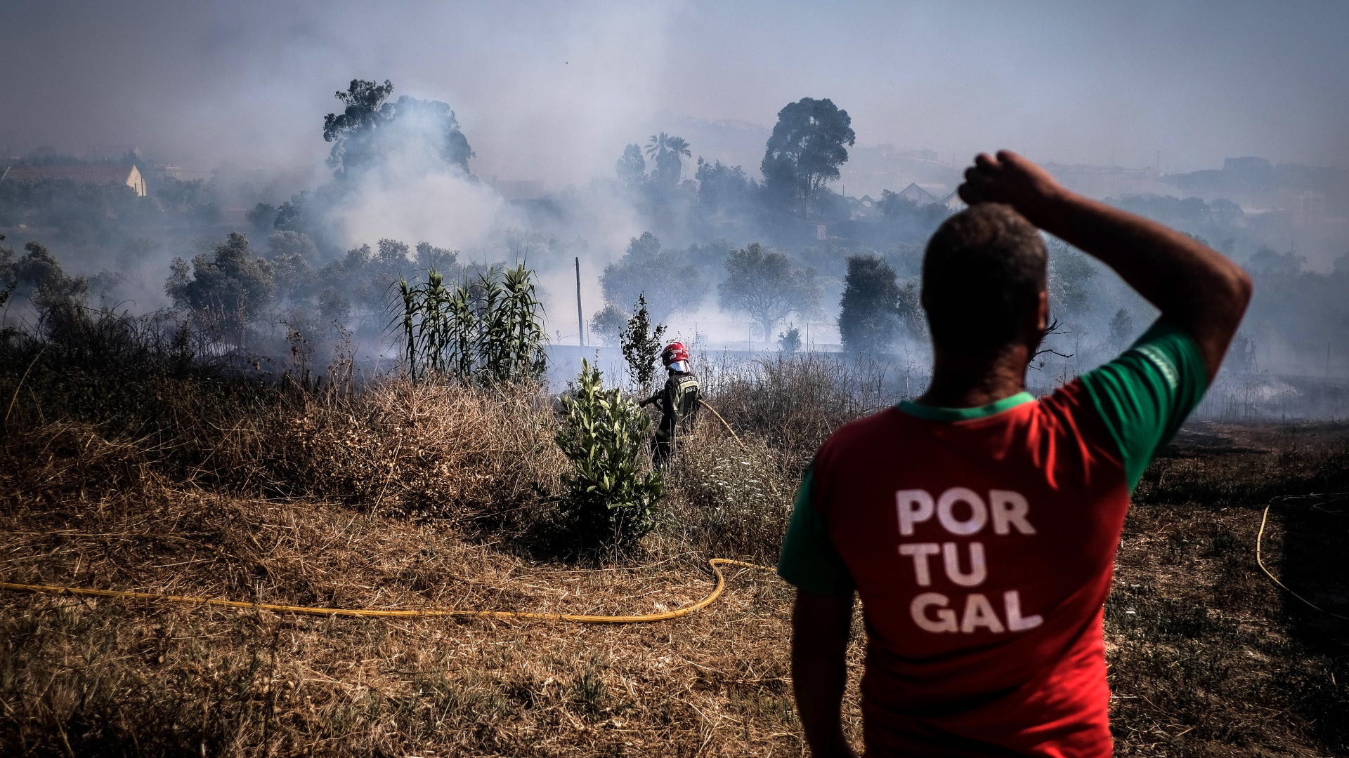 In Portugal löscht ein Feuerwehrmann einen Brand | EPA