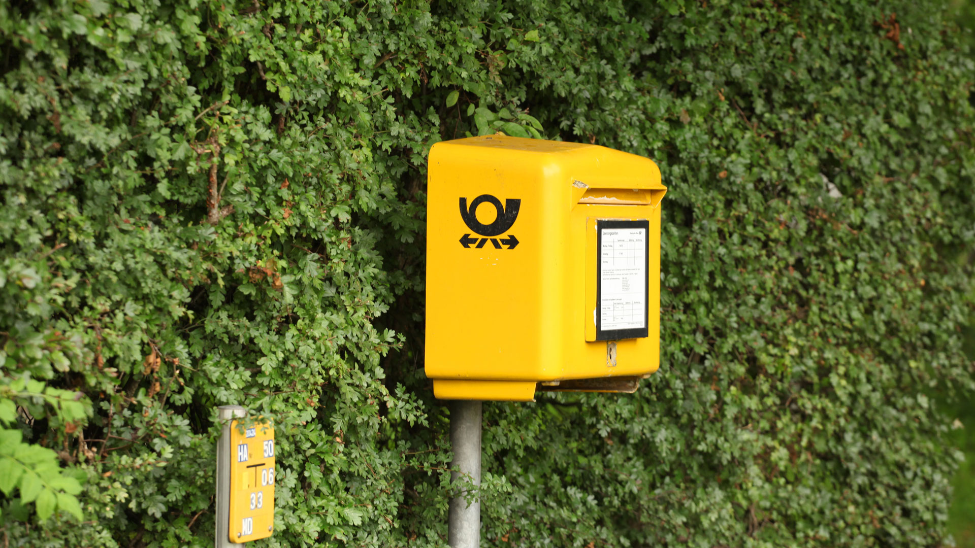 Ein Briefkasten der Deutschen Post.  | picture alliance / Wolfram Stein