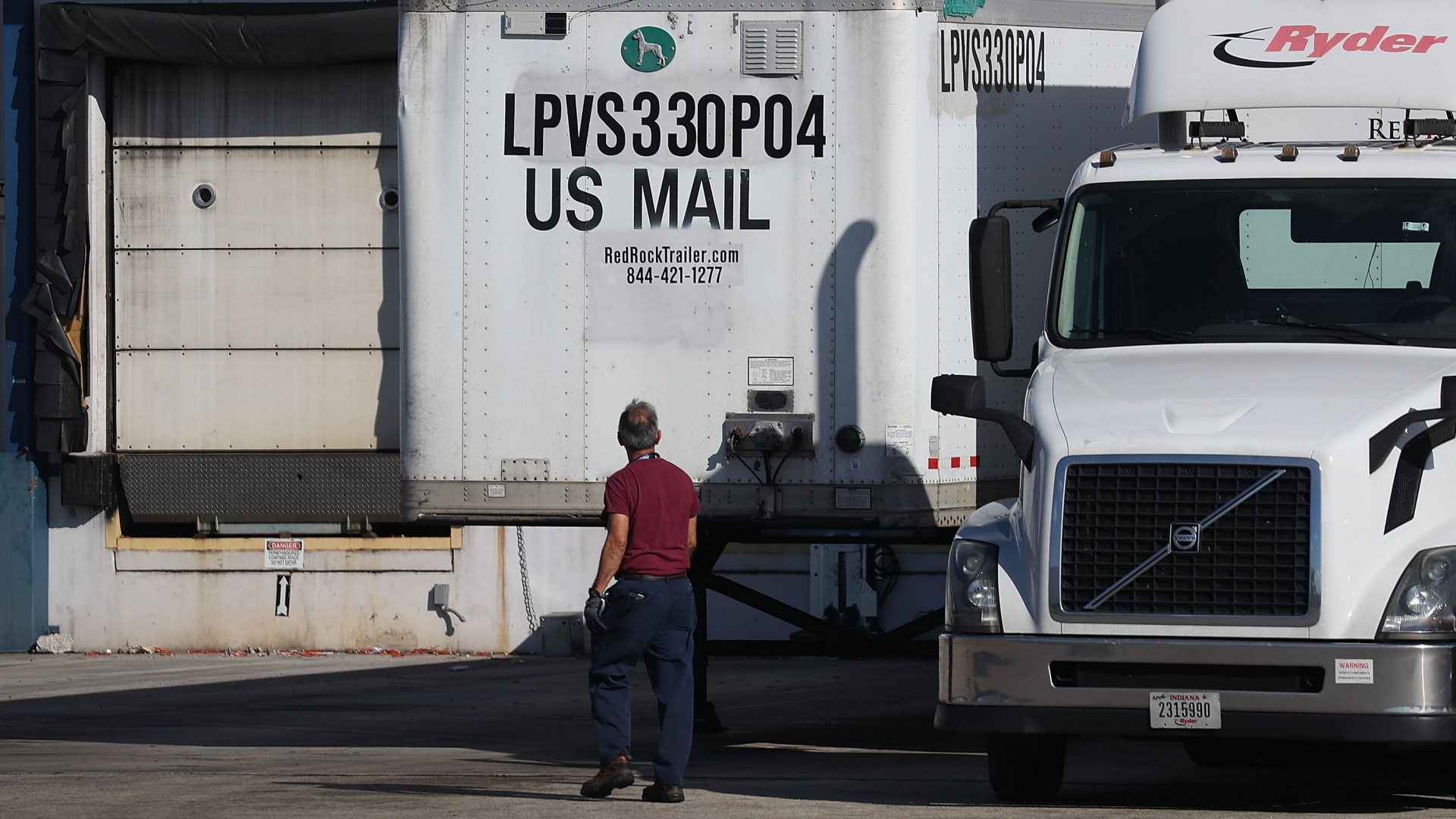 Ein Lkw steht vor dem Postverteilzentrum in Opa Locka, Florida | Bildquelle: AFP