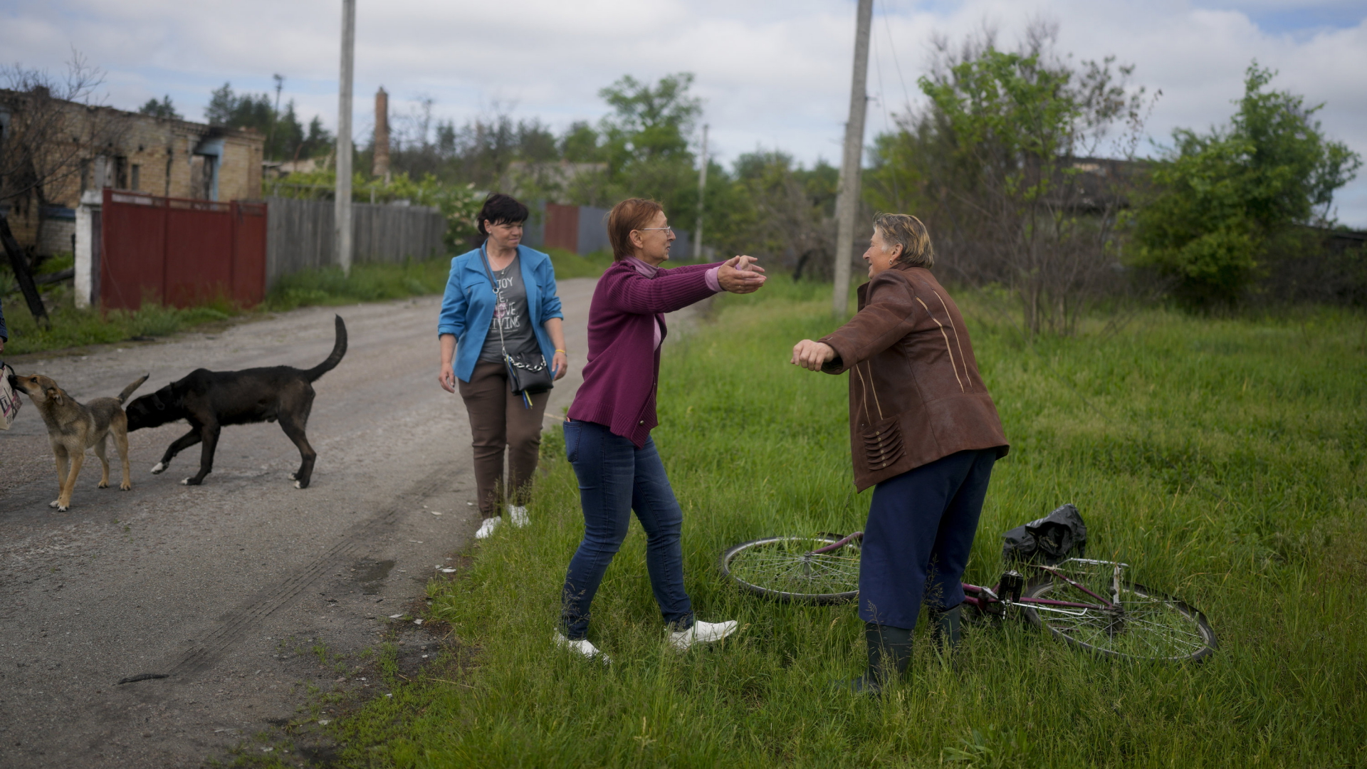 Eine Frau umarmt ihre Nachbarin, als sie in ihr bei den Angriffen zerstörtes Haus in Potashnya nahe Kiew eintrifft