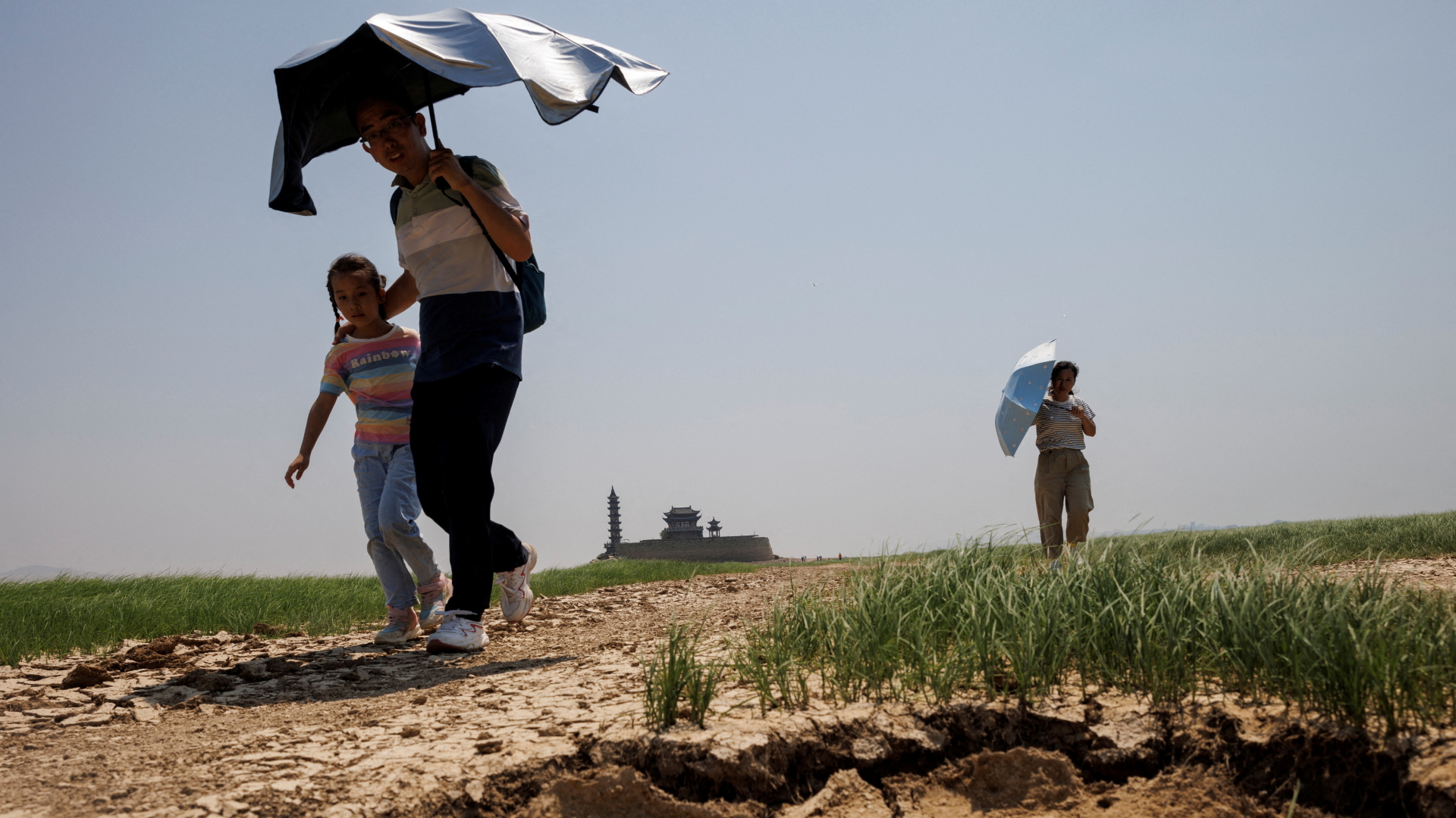 Touristen laufen über den Grund des trocken gefallenen Poyang-Sees.