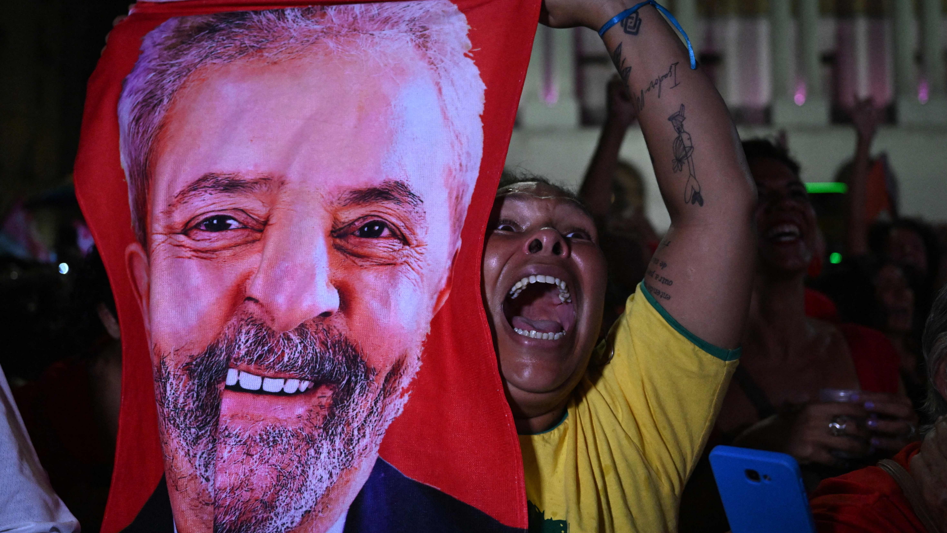 Ein Lula-Anhänger feiert das Wahlergebnis. | AFP