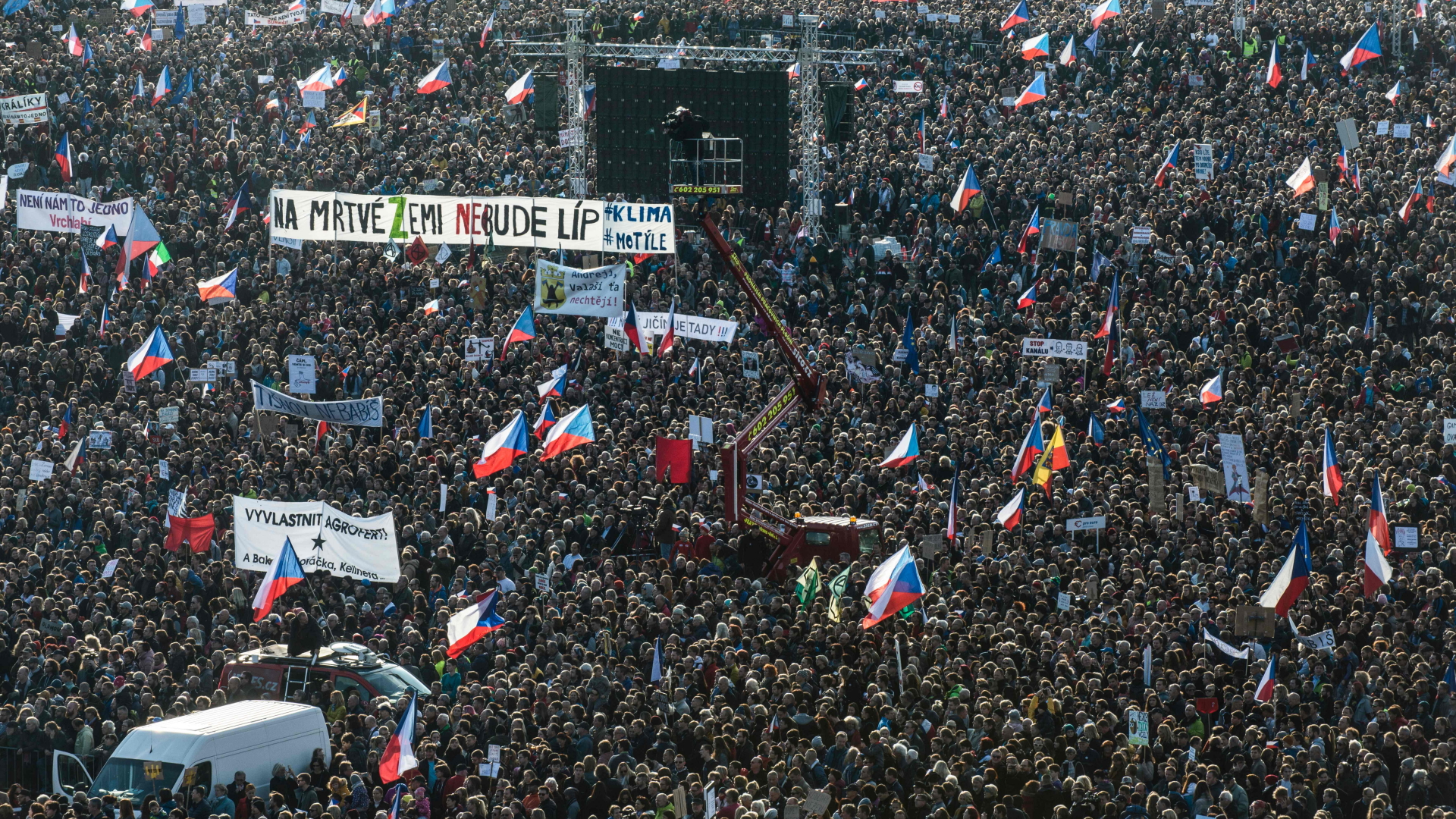 Prag: 200.000 Menschen demonstrieren gegen Regierungschef