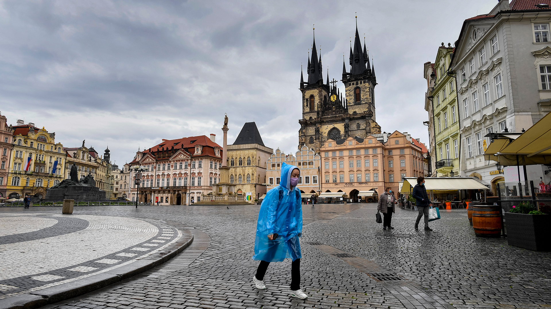 Eine Frau geht bei Regen durch die fast menschenleere Altstadt, Prag/Tschechien. | dpa