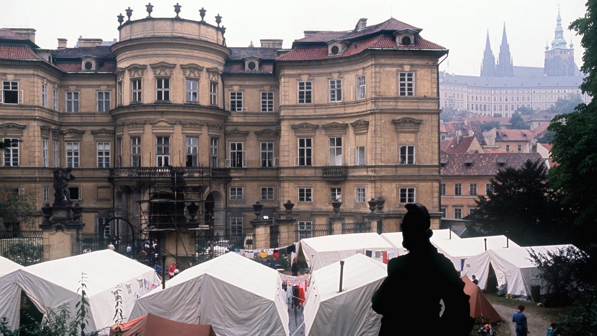 Prager Botschaft 1989 mit Flüchtlingszelten | Bildquelle: dpa