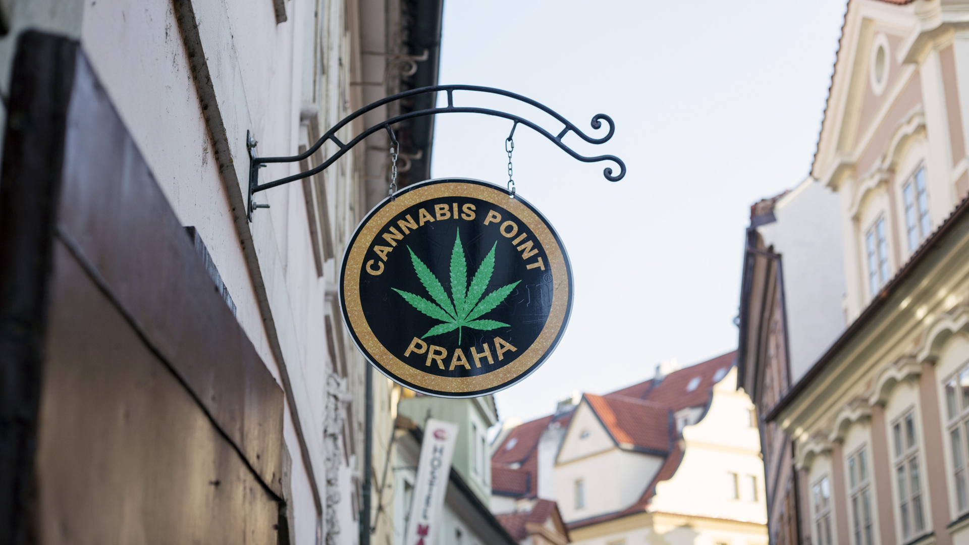 Ein Schild mit einem Hanfblatt in der Prager Altstadt. | picture alliance / NurPhoto