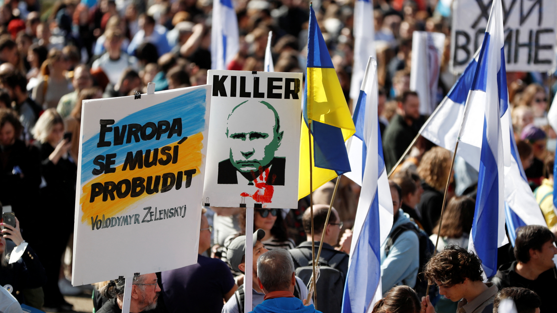 Zahlreiche Menschen mit Fahnen und Plakaten, die sich gegen Putins Angriffskrieg in der Ukraine richten, in der tschechischen Hauptstadt Prag. | REUTERS
