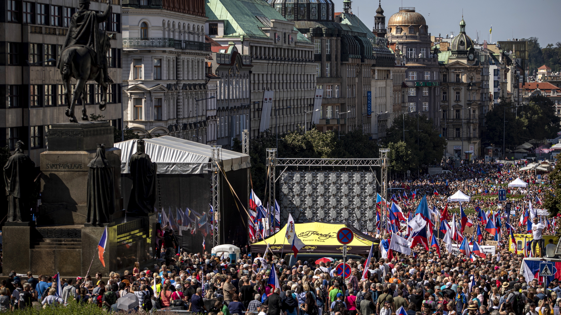 Tausende demonstrieren in Prag gegen die Regierung wegen hoher Energiepreise.  | EPA