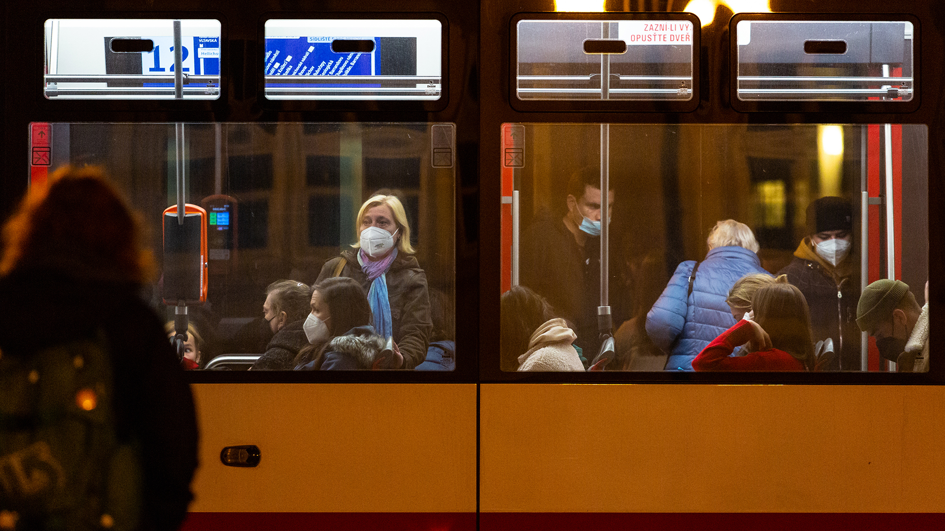 Passagiere mit Mund-Nasen-Schutz fahren mit der Prager Straßenbahn. | picture alliance/dpa/CTK