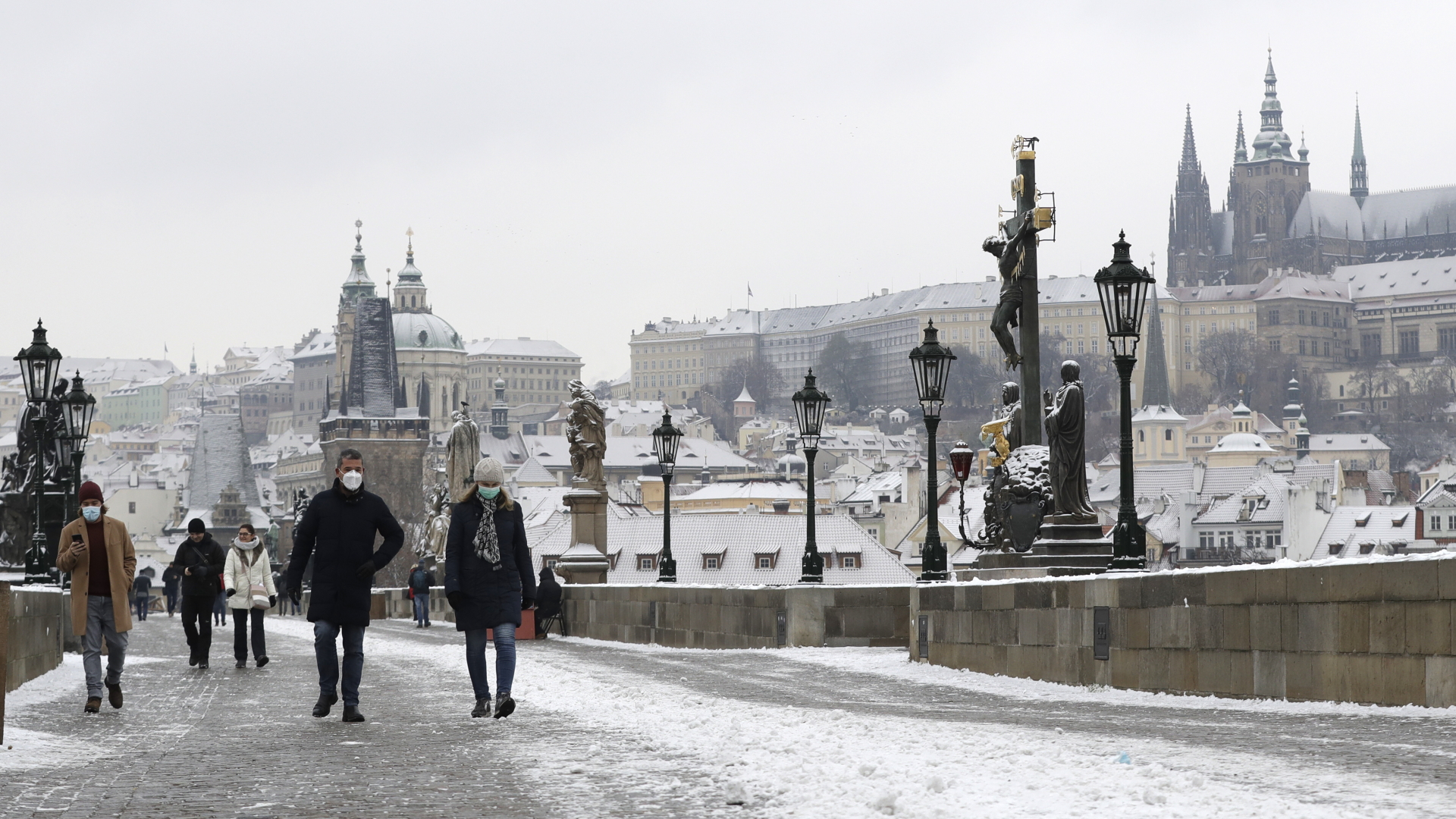 Winterliche Karlsbrücke in Prag | dpa